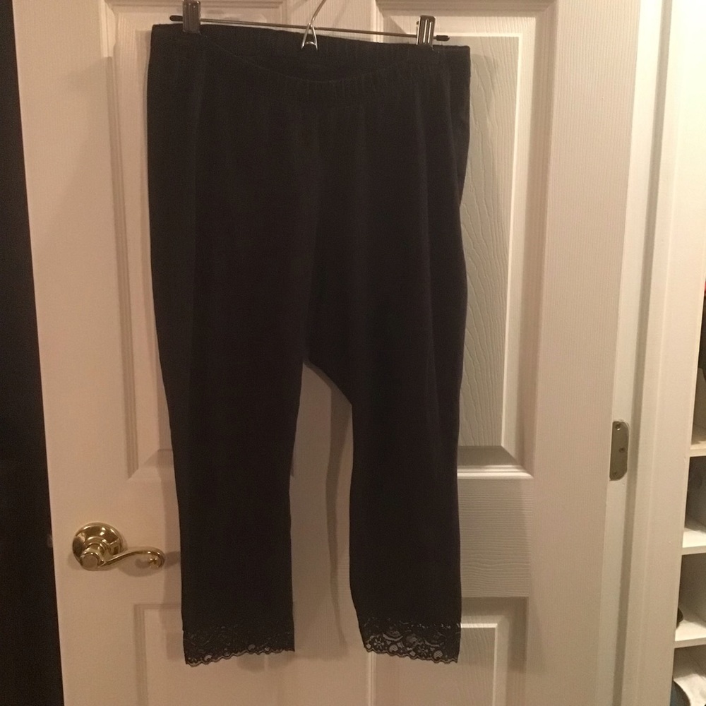 Torrid Capri leggings with lace trim at hem